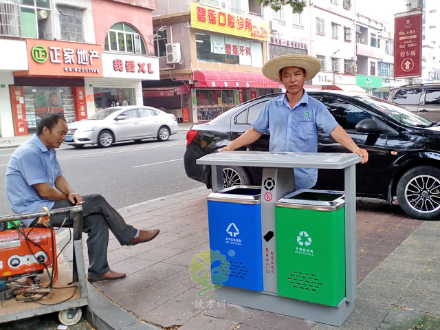 街道戶外鐵垃圾桶欣方圳廠家現(xiàn)場安裝圖